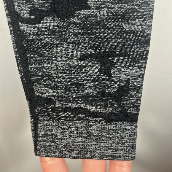 Gymshark Grey Camouflage Athletic Seamless Leggings - Picture 4 of 8